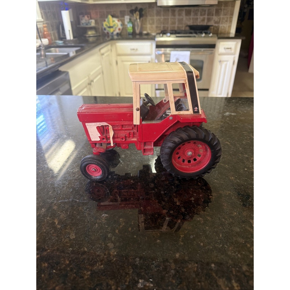 ERTL Vintage International Harvester 1586 Die-Cast Metal Toy Tractor 1:16 #BK3